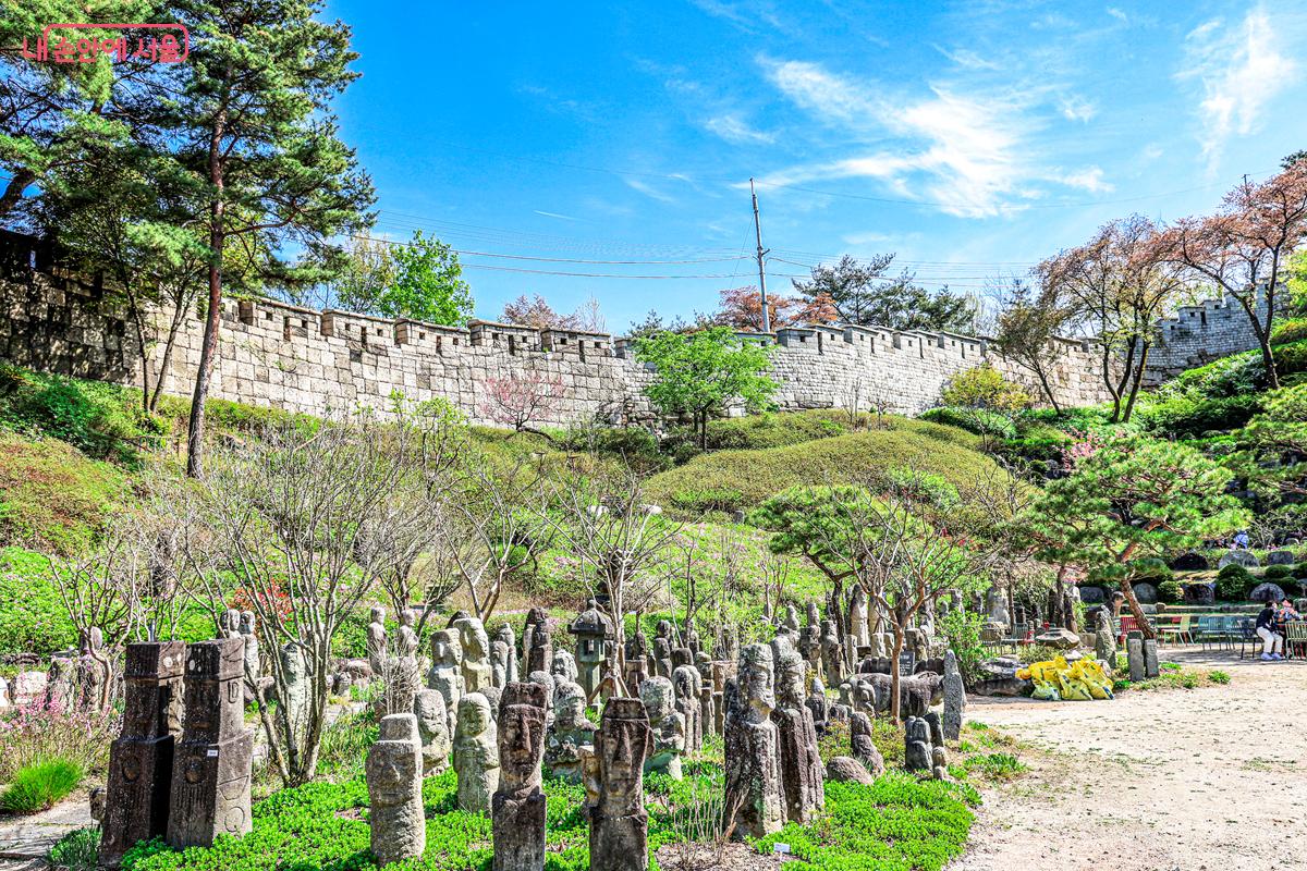한양도성을 배경처럼 두르고 있는 야외 전시장 &copy;박우영