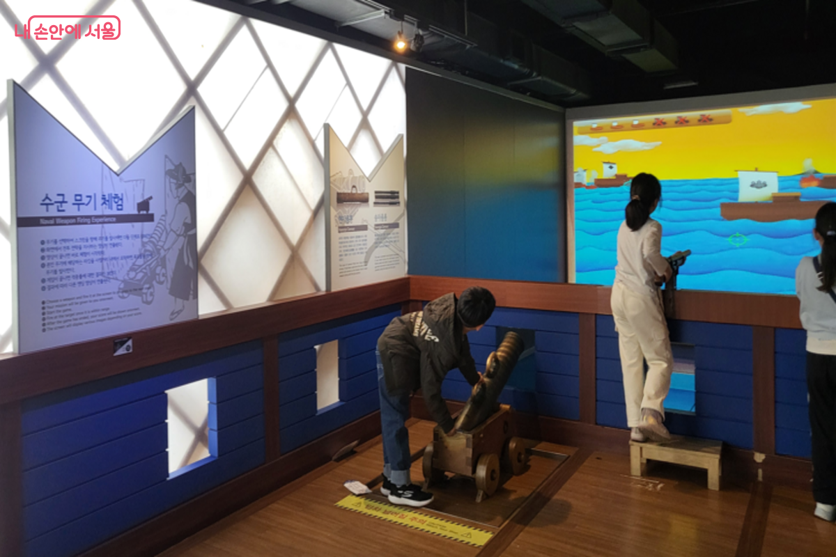 현자총통 등 수군 무기체험을 하는 어린이들 &copy;김주희