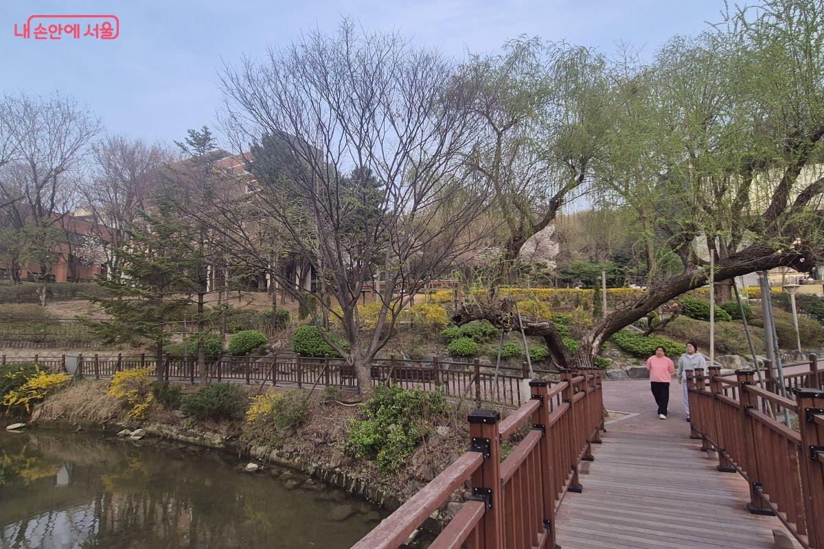 주민들을 위한 공원 역할도 하고 있는 서울시립대학교