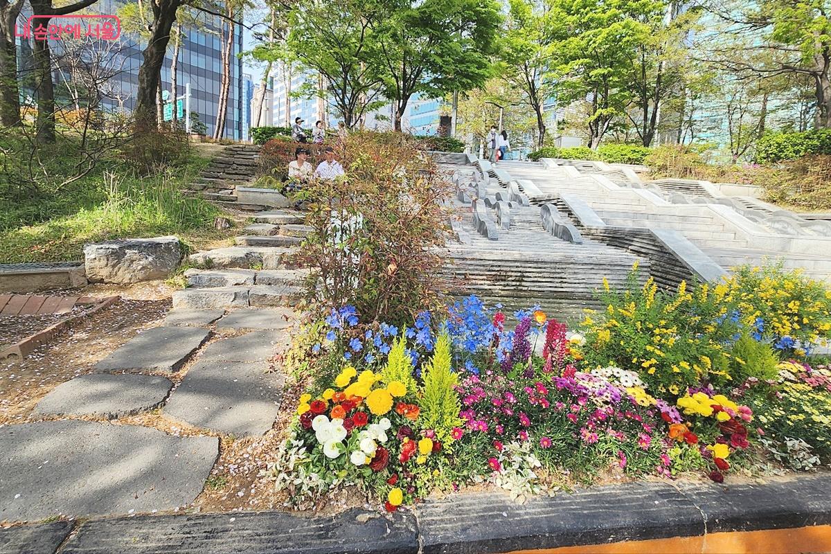 아기자기하게 꾸며진 정원의 꽃들