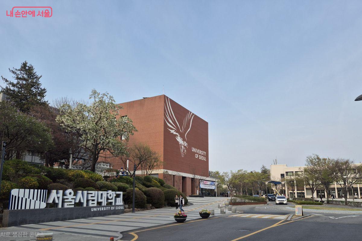 입구에 빨간 벽돌이 인상적인 100주년 기념관