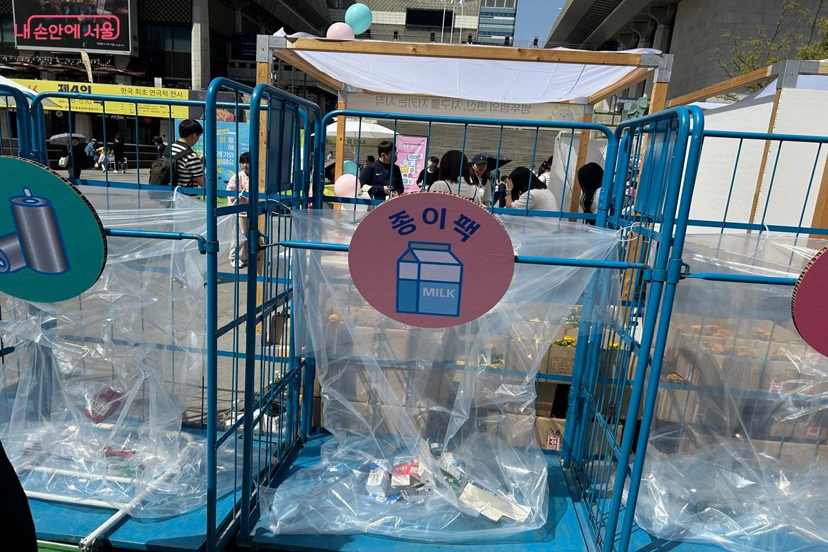 가져간 캔, 플라스틱, 종이팩 등을 버릴 수 있는 재활용 공간 &copy;백진숙