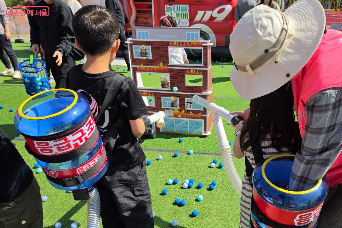 불 끄는 체험을 해보는 아이들을 만날 수 있다. &copy;황승희