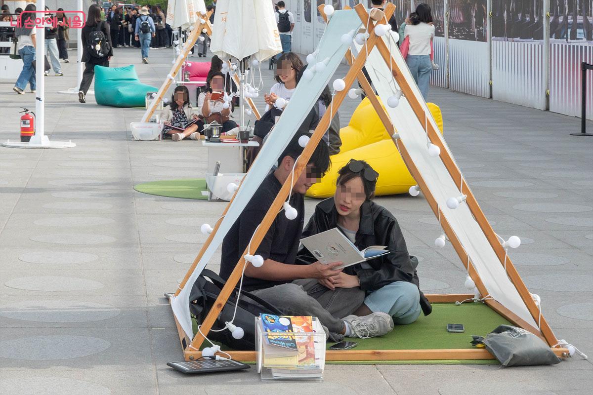 광화문 책마당에 설치한 텐트 안에서 책을 읽는 시민들 Ⓒ김인수