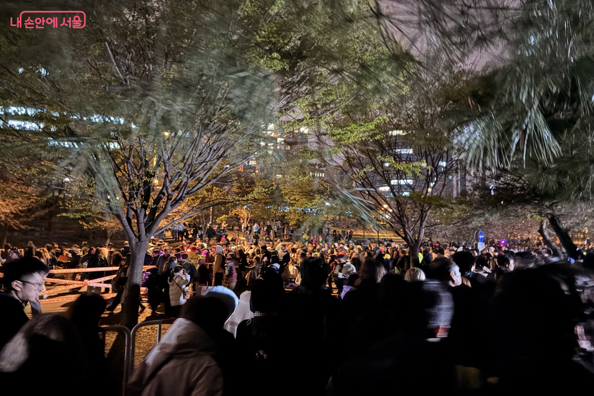 공연 종료 후 몰린 인파로 혼잡한 현장 &copy;권혜원