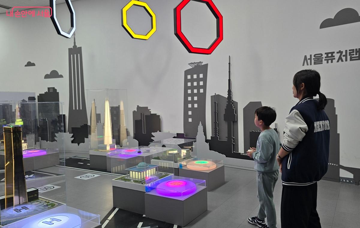 '서울 드론 레이스'를 체험하고 있다. &copy;조성희