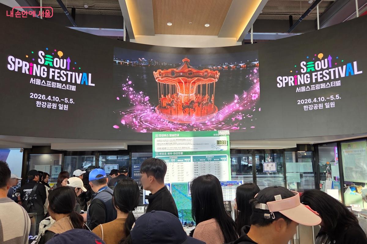 한강버스 탑승을 기다리는 시민들 &copy;김미선