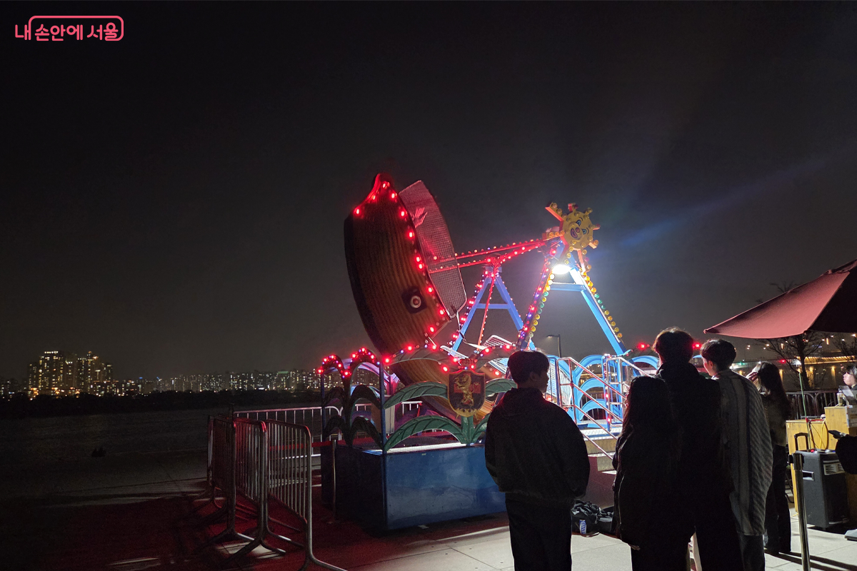 놀이동산 바이킹을 한강공원에서 타보는 재미도 축제의 묘미다. &copy;장미화