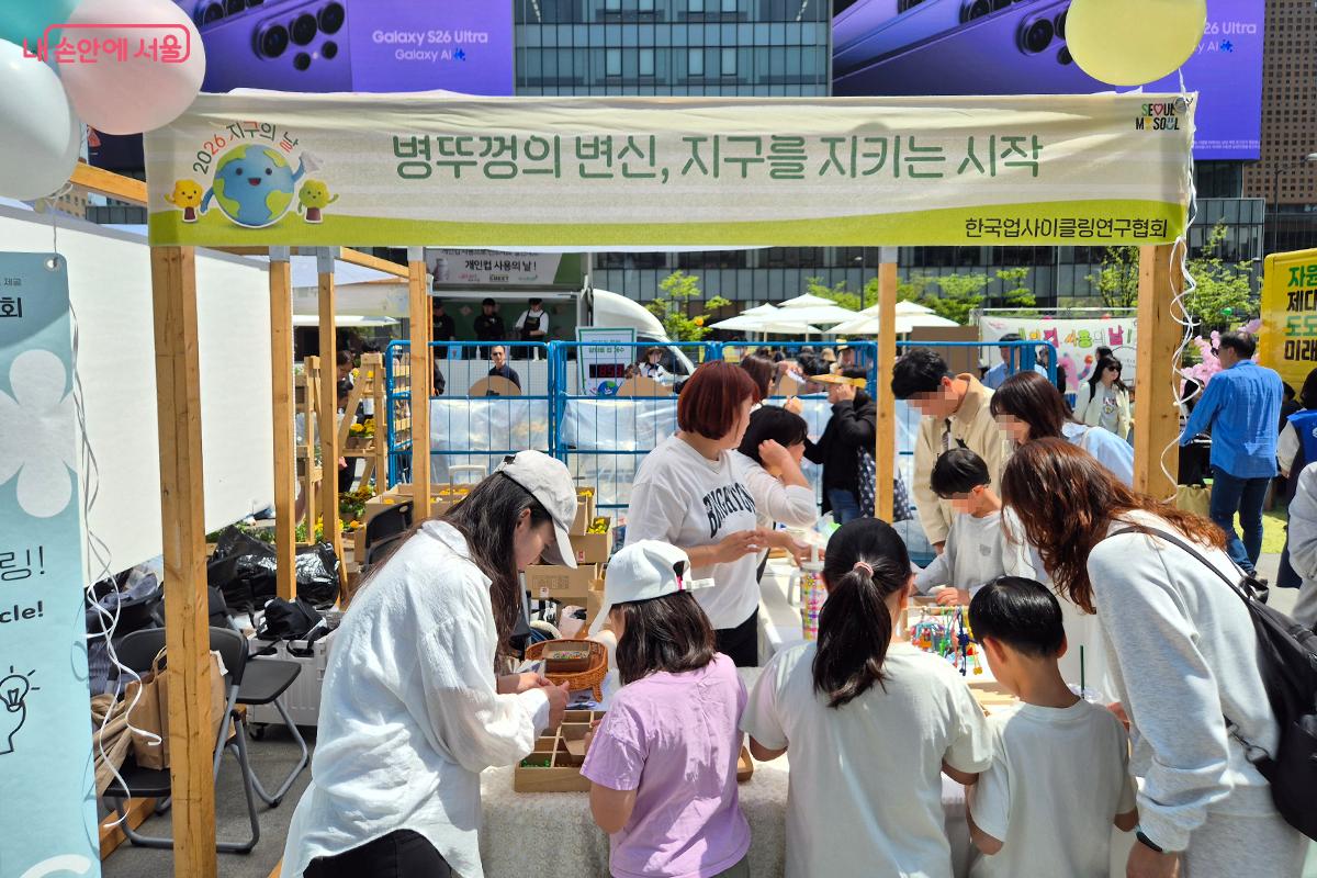 한국업사이클링 협회에서 병뚜껑으로 만드는 다양한 재활용 제품을 선보였다. &copy;정향선