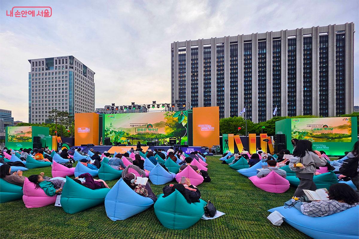 광화문 책마당 메인 공간에서 빈백에 누워 책을 읽는 시민들 &copy;양순남