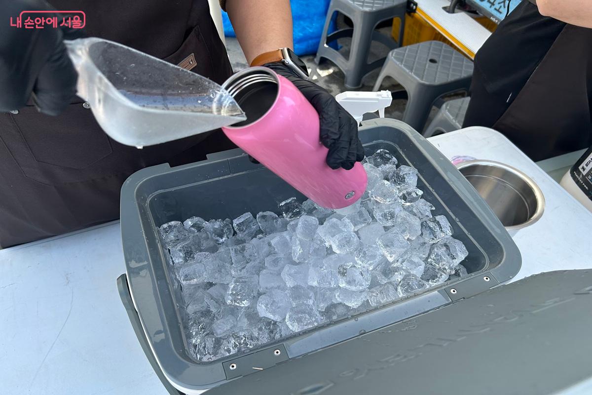 얼음을 받은 후 음료 받을 수 있었다. &copy;백진숙