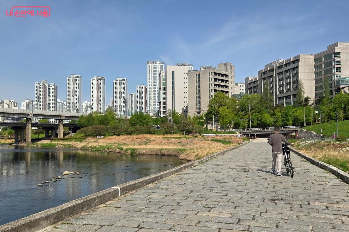 차량&middot;오토바이는 통행을 금지하고, 자전거는 내려서 끌고 가야 한다. &copy;김미선