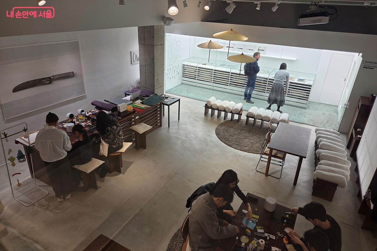 한지가헌은 전통 한지의 미감을 현대적 감수성으로 풀어내고 있다. ©정민호