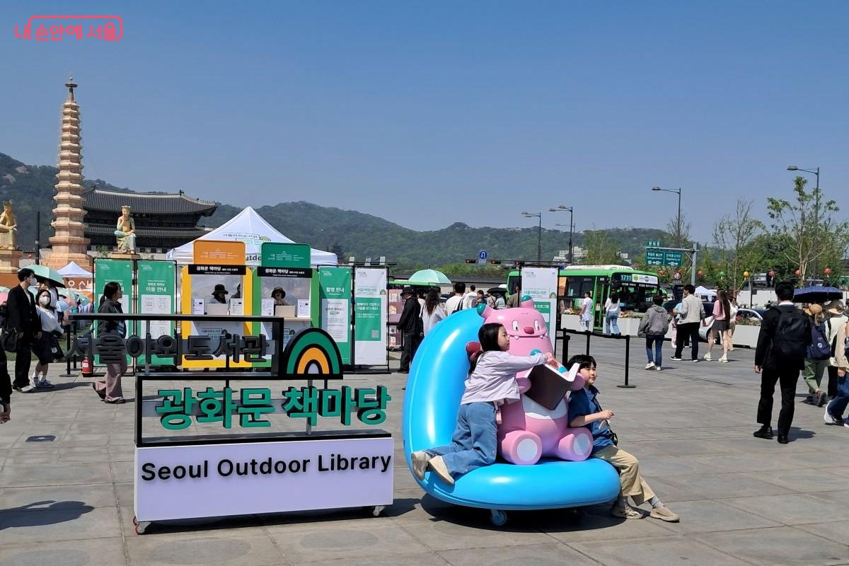 어린아이에게 큰 인기를 끌고 있는 귀여운 캐릭터 소파와 함께 마련된 책 읽는 공간 &copy;장형진