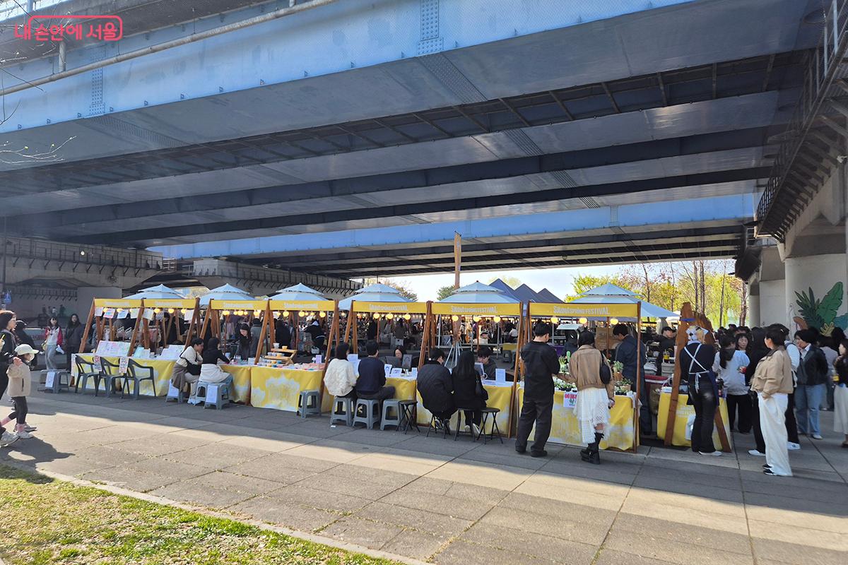 한강 다리 밑에서 열린 플리 마켓에서 다양한 소상공인 상품들을 만날 수 있다. ©이혜숙