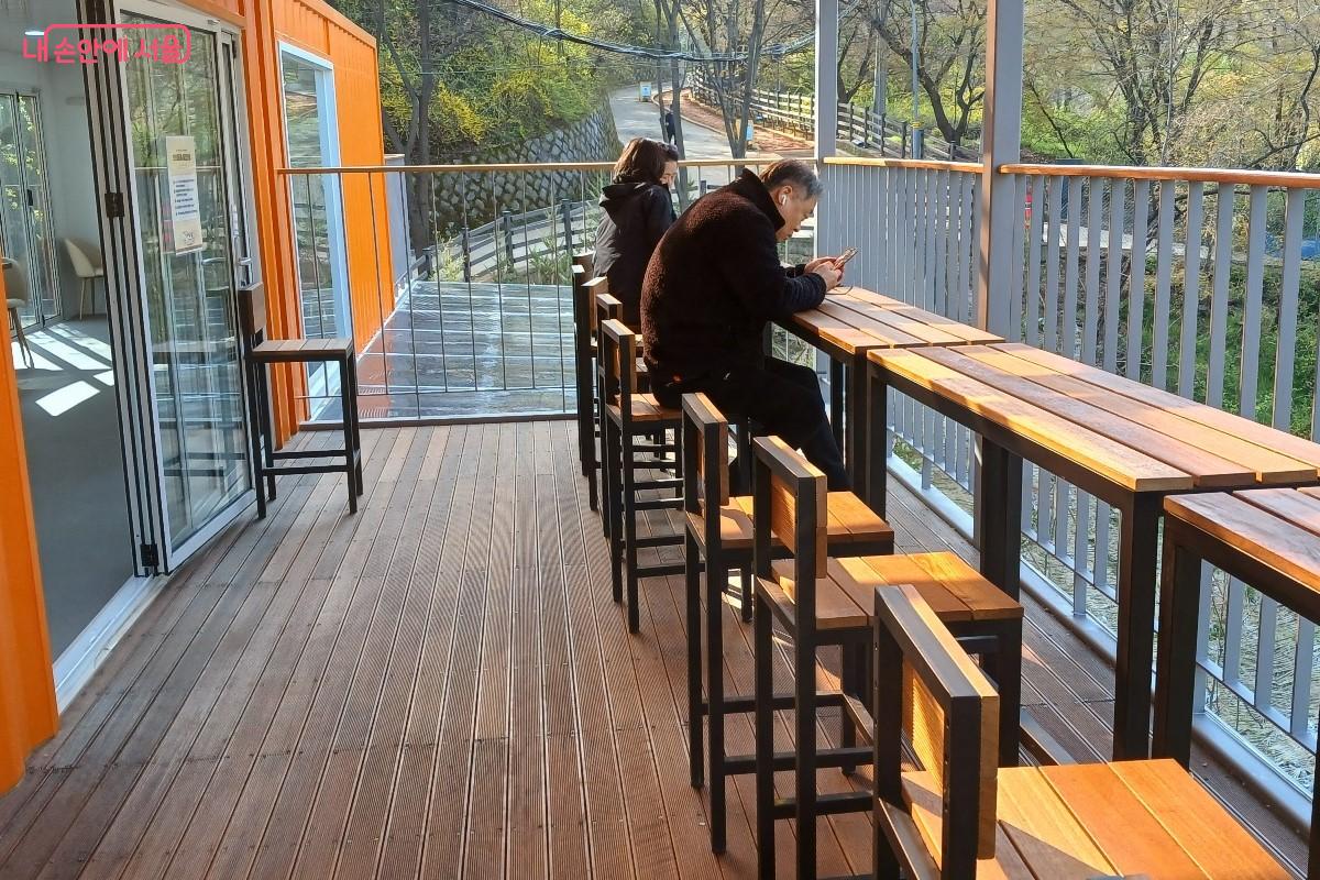 카페 2층에는 야외 공간도 마련되어 있다. &copy;임영근 
