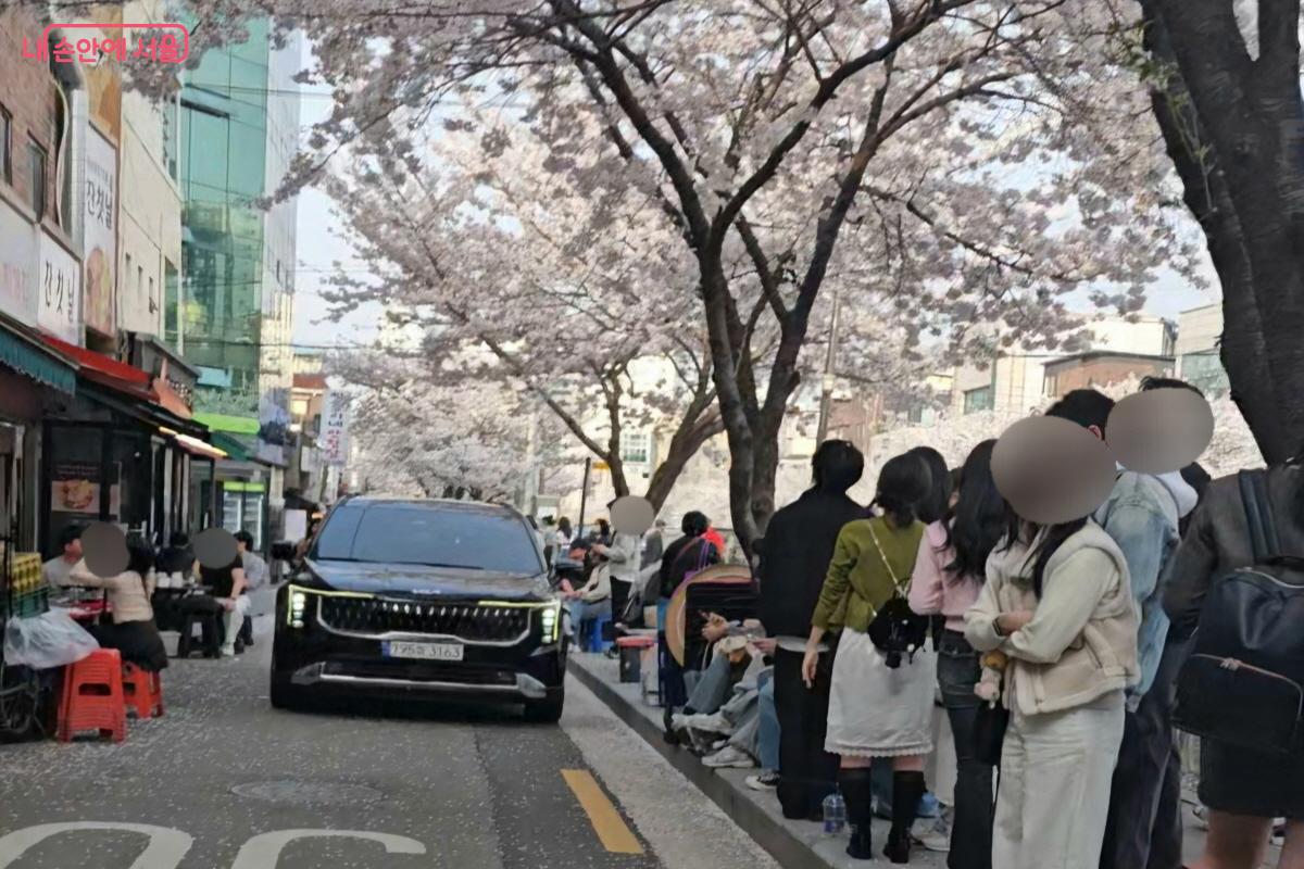 저녁 시간대가 다가오자 더욱 붐비며 차량 통행도 쉽지 않았다. &copy;염지연