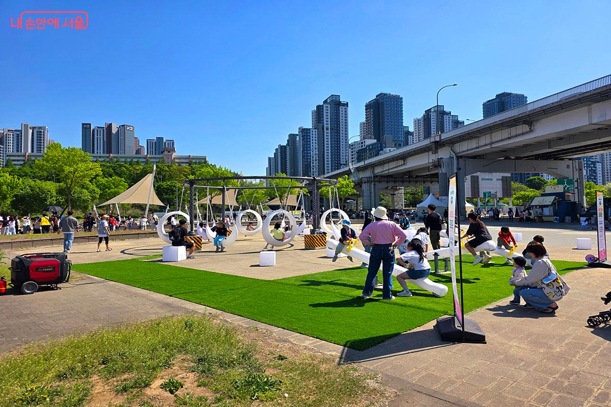 아이들의 웃음소리 가득! LED시소, 그네가 있는 달빛놀이터 &copy;이정민