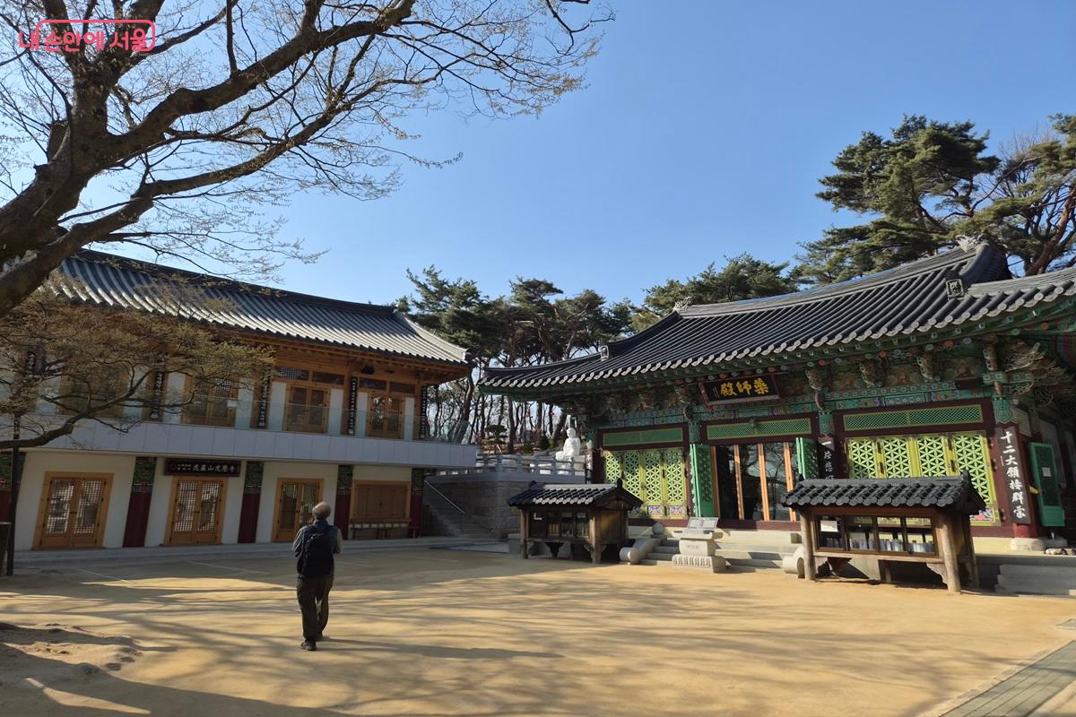 오랜 역사와 고즈넉한 분위기를 간직하고 있는 호압사 &copy;최현우