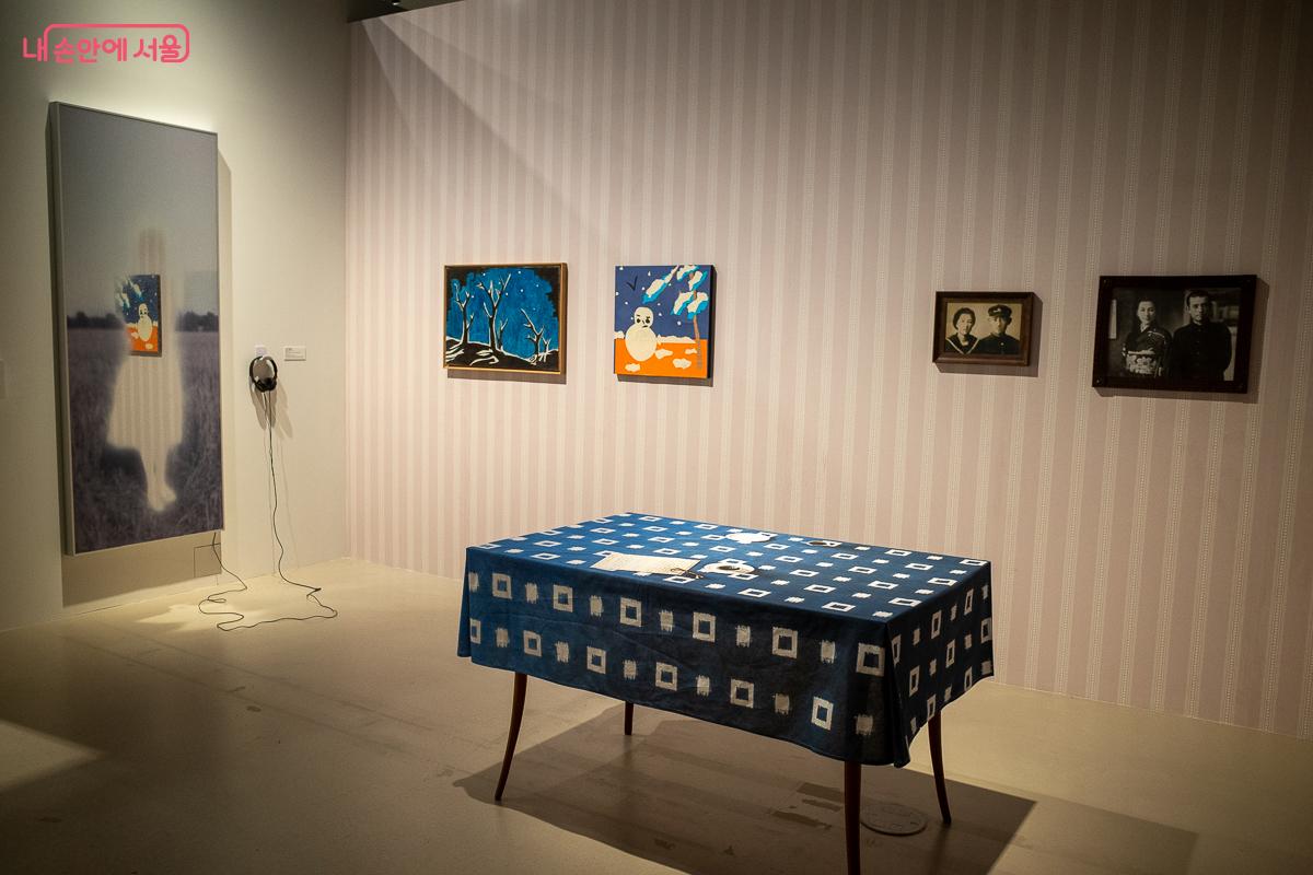 시인 이바라기 노리코의 아늑한 거실로 초대받은 듯 연출된 전시 공간 &copy;이란