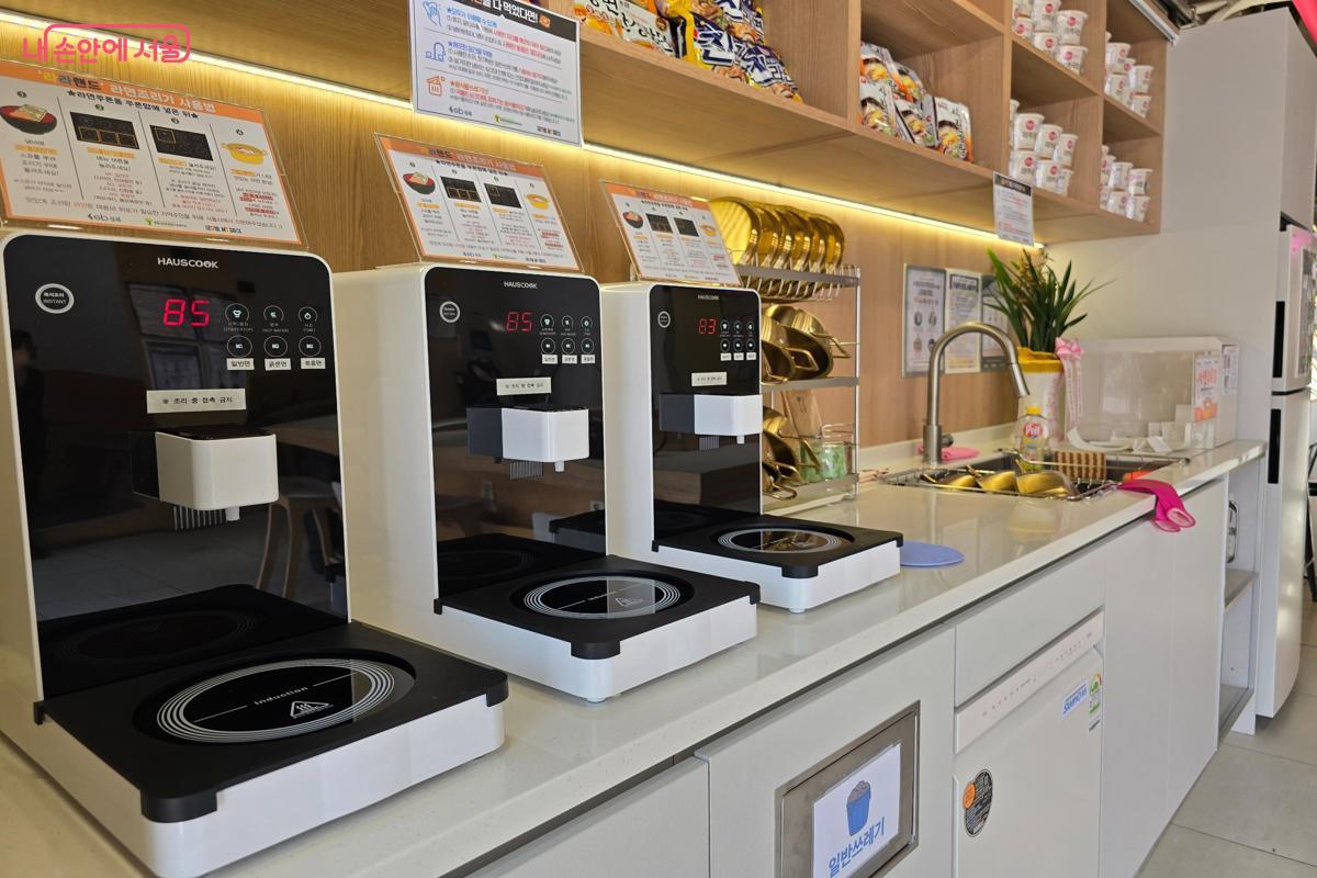 이용자는 라면 조리기를 이용해 직접 라면을 조리해 먹을 수 있다. &copy;강사랑