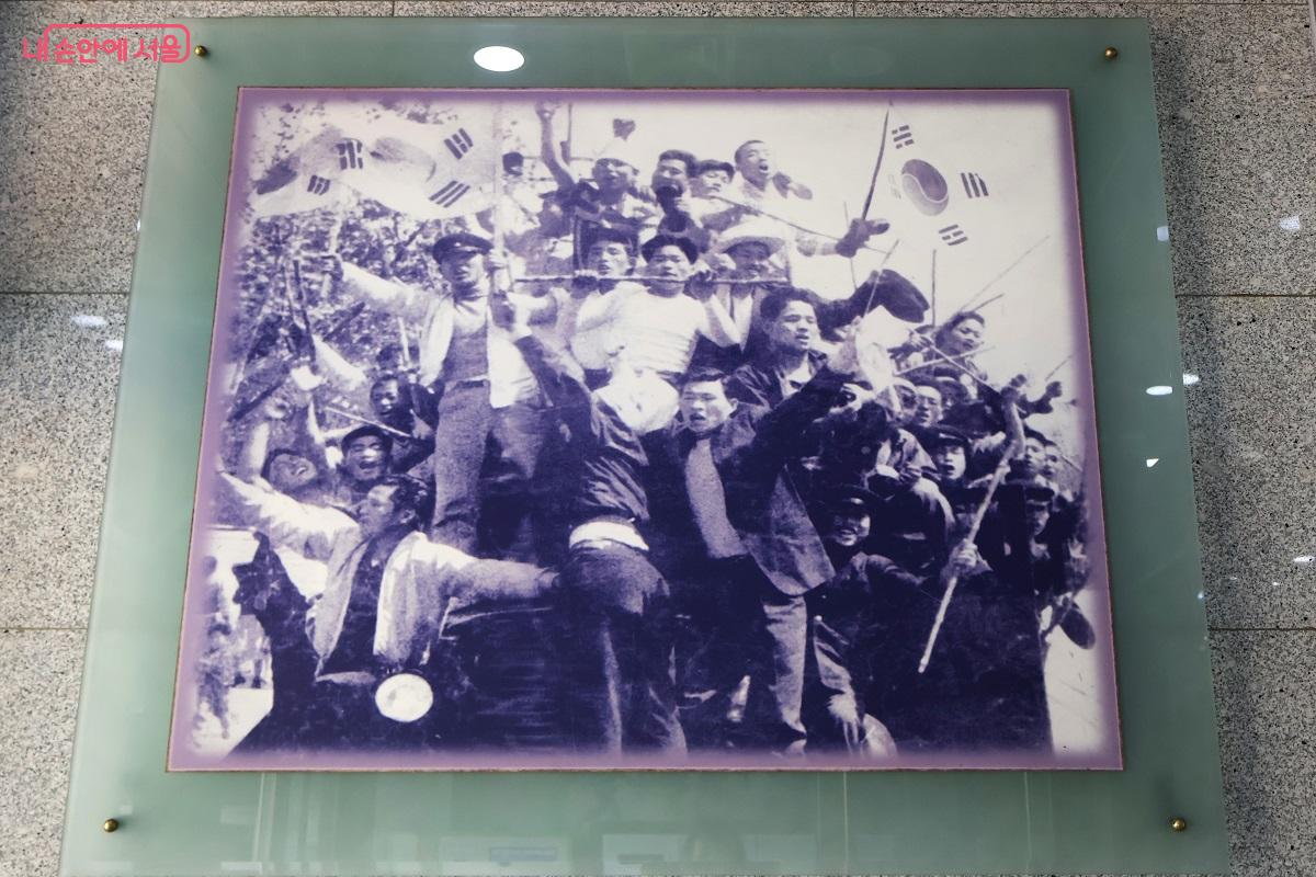 태극기를 흔들며 환호하는 시민들의 모습이 담긴 역사 사진 &copy;김대진