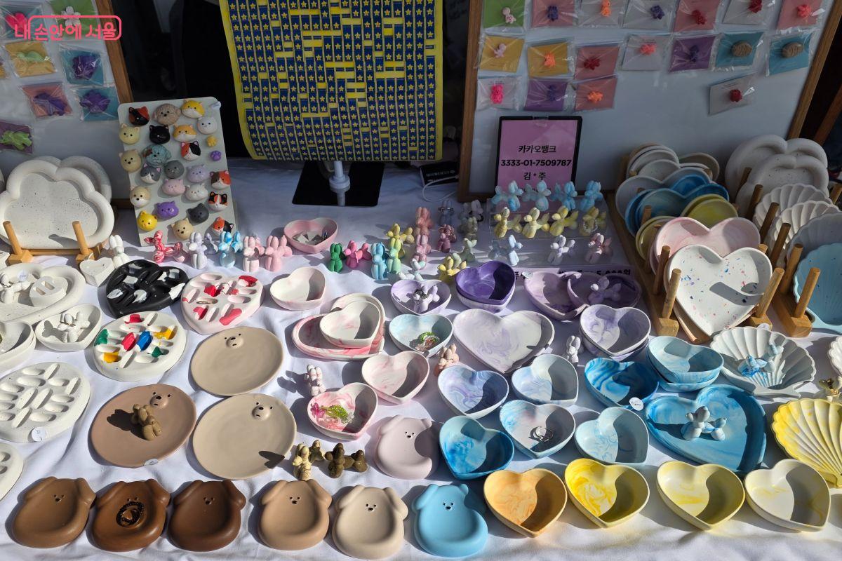 귀여운 도자기 제품들. 아이 책상에 붙여둘 마그넷을 하나 구매했다. ⓒ김민지