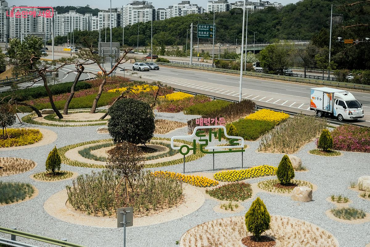 한강과 서울숲을 잇는 성수JC 교통섬에 조성된 SSUM:IT 길 (썸잇길). 이 위를 지나는 공중보행교를 따라가면 서울숲 생태숲, 사슴방사장에 이른다. ©김아름
