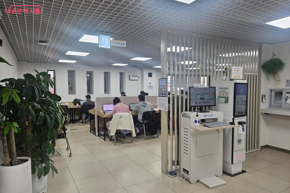 1층 디지털학습실 사진이다. 약 40석의 좌석이며 디지털학습실을 들어가기 전의 공간에 