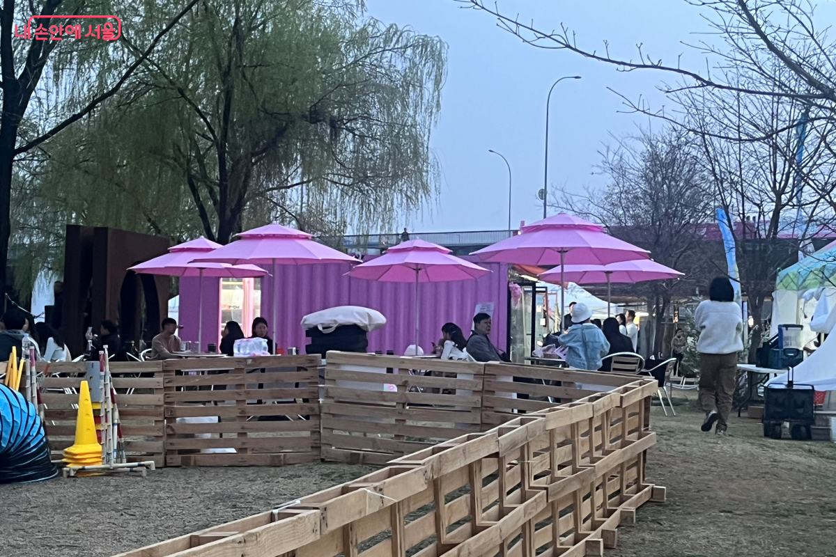 반려견과 함께 할 수 있는 피크닉 존이 준비되어 있다. &copy;김연희
