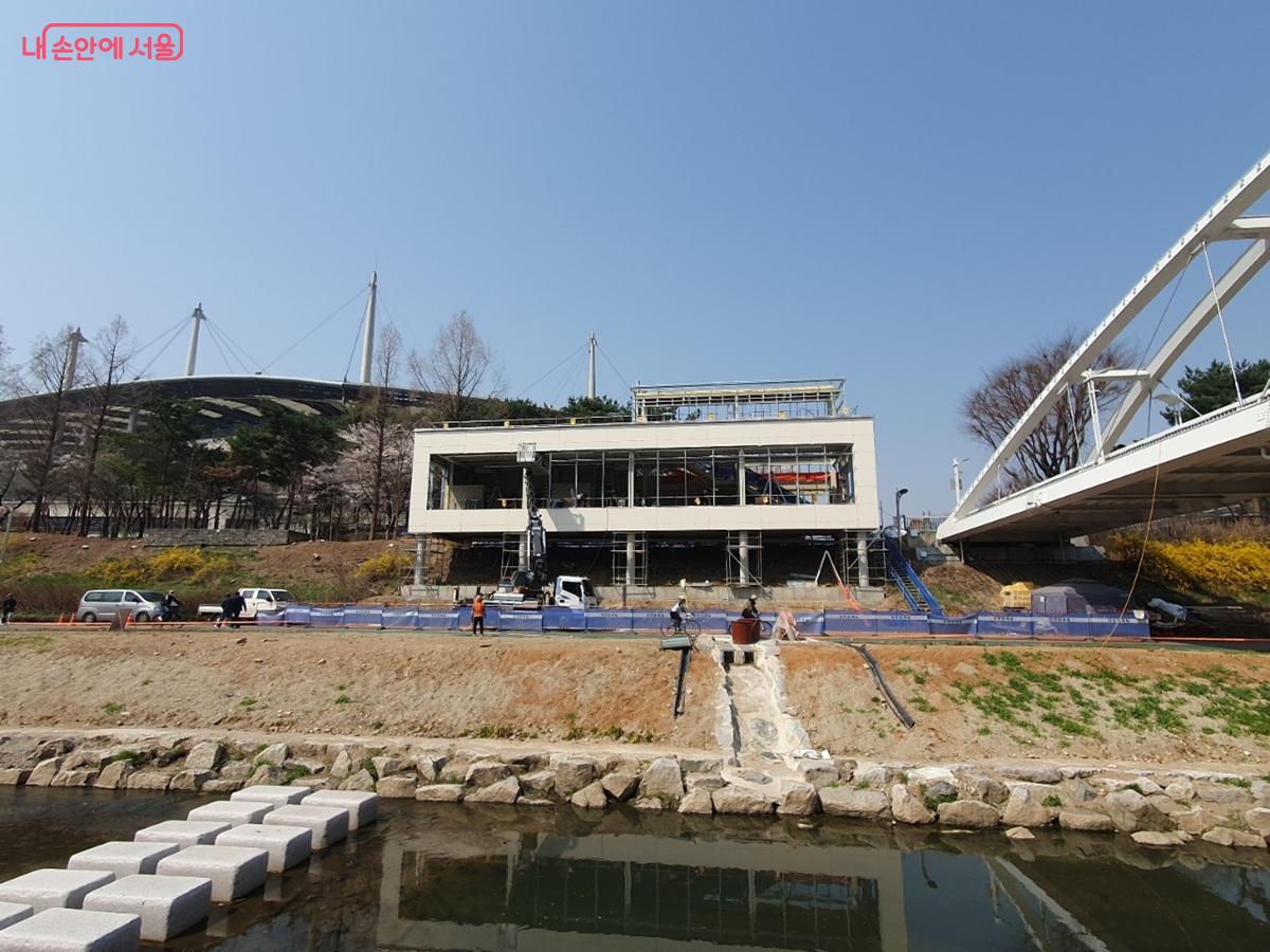 월드컵천 경관폭포 맞은 편에는 폭포를 조망할 수 있는 수변테라스 카페 공사가 한창이다. ©김병규