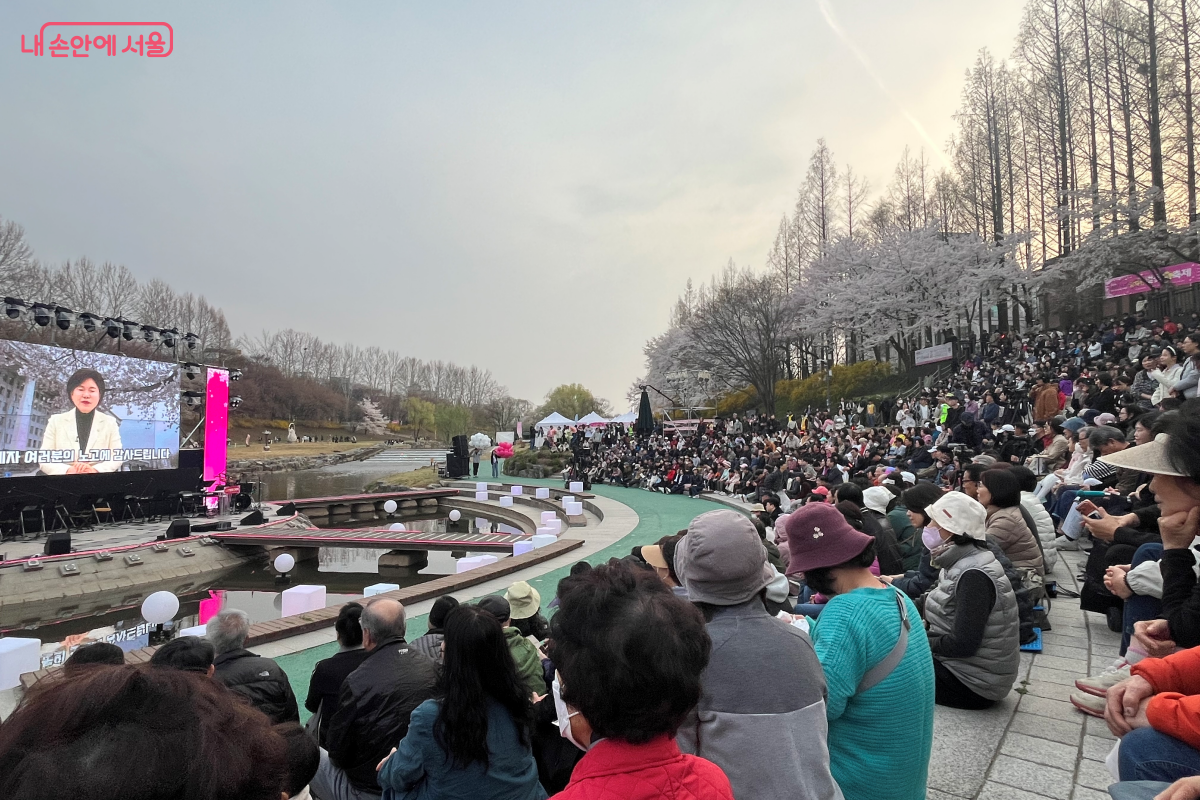 양재천 수변무대에 모여든 시민들, 벚꽃과 축제를 만끽하다. &copy;김연희