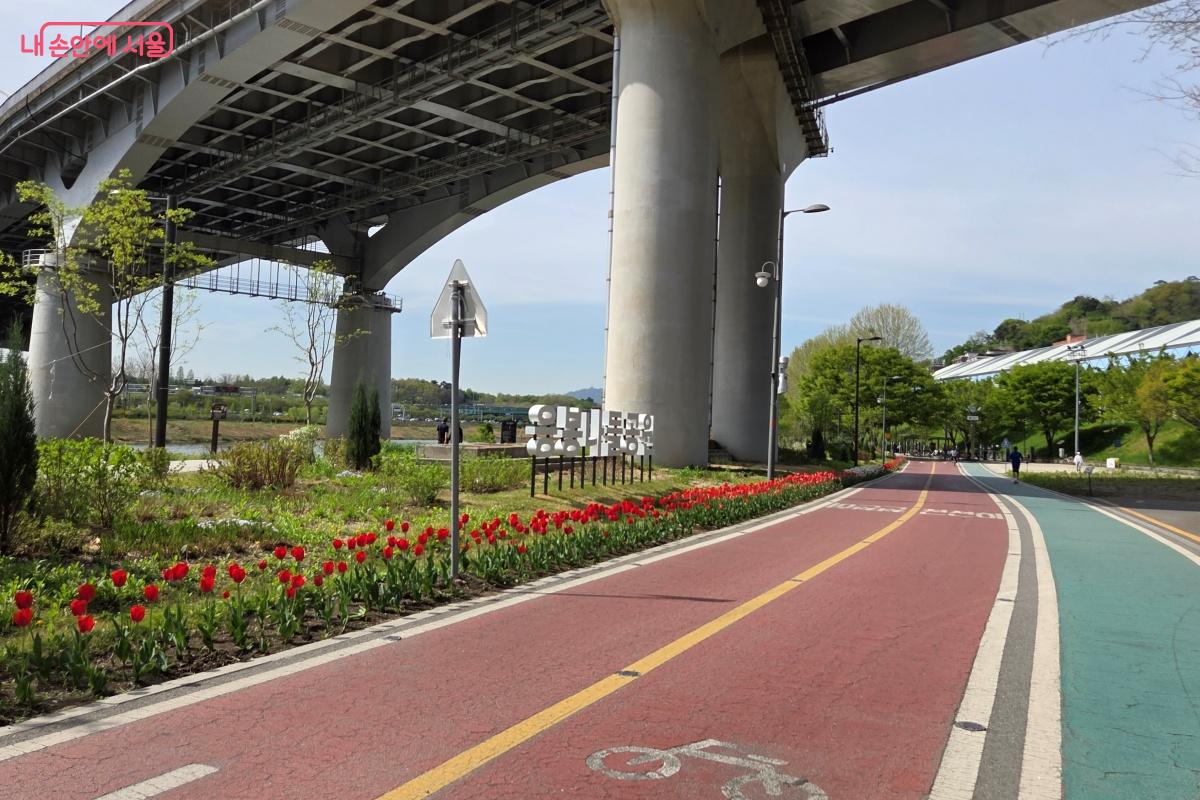 경의중앙선 응봉역 옆 응봉나들목 방향에는 &lsquo;응봉나들공원&rsquo;이 조성됐다. &copy;김미선