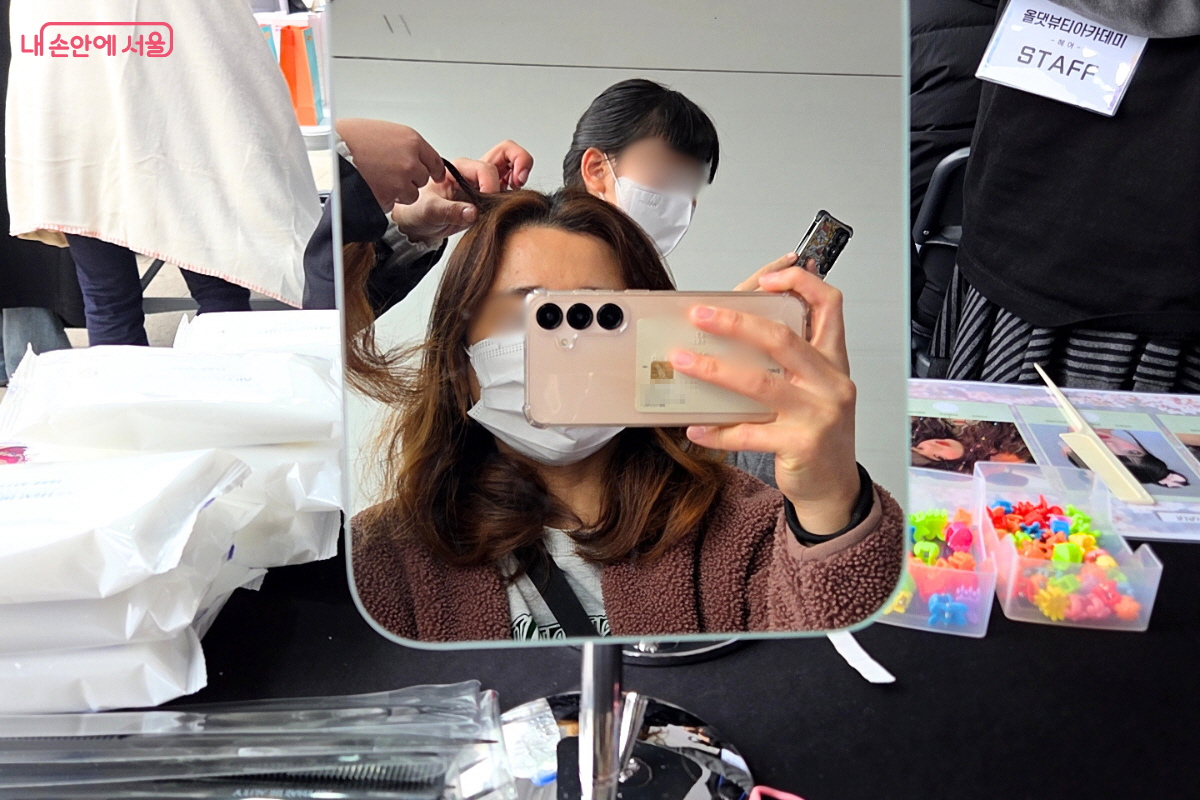 헤어체험을 하고 있는 기자 모습 ⓒ김승아