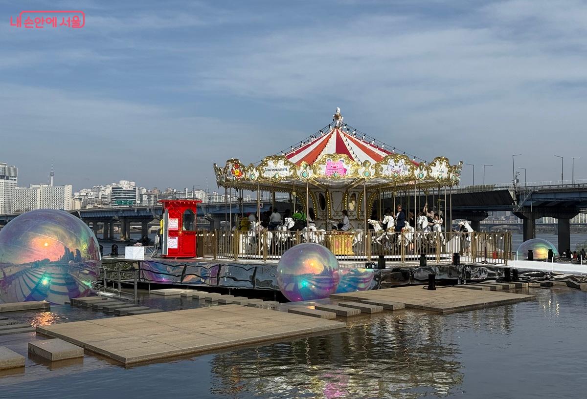 한강을 배경으로 한 한강 회전목마 ⓒ박소예