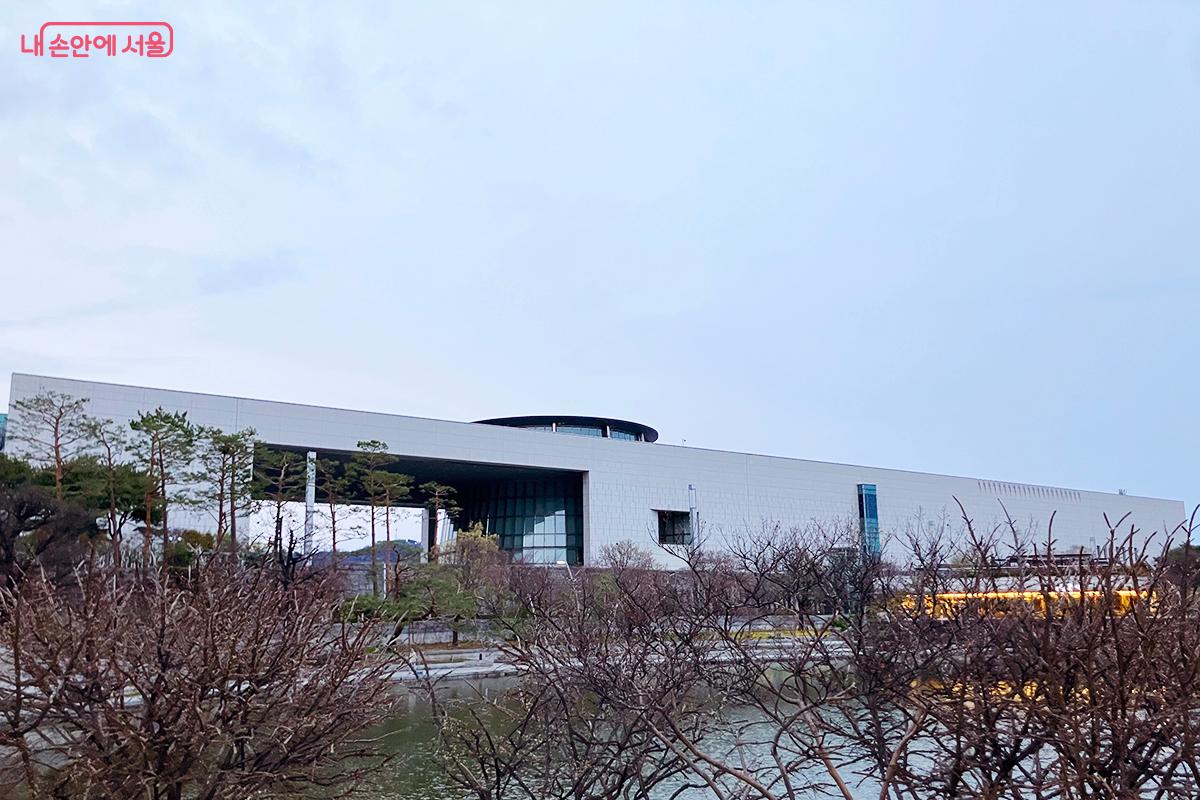 거울못 위로 잔잔하게 비치는 국립중앙박물관 전경 ©이란