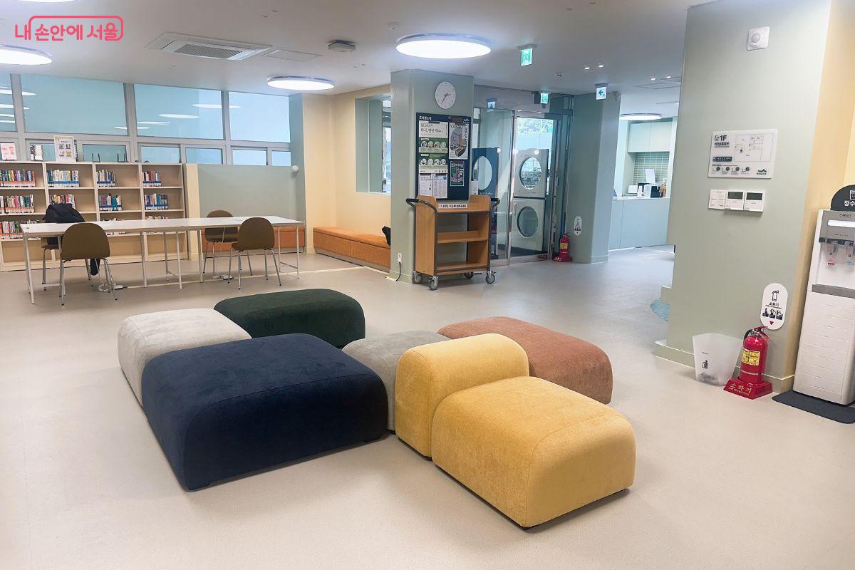 방문객을 위해 다양한 좌석이 마련돼 있다. &copy;김재형