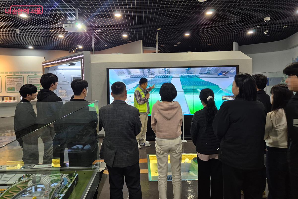 도슨트 해설 과정에 참가해 해설사의 설명을 듣고 있는 관람객들의 모습 &copy;정향선