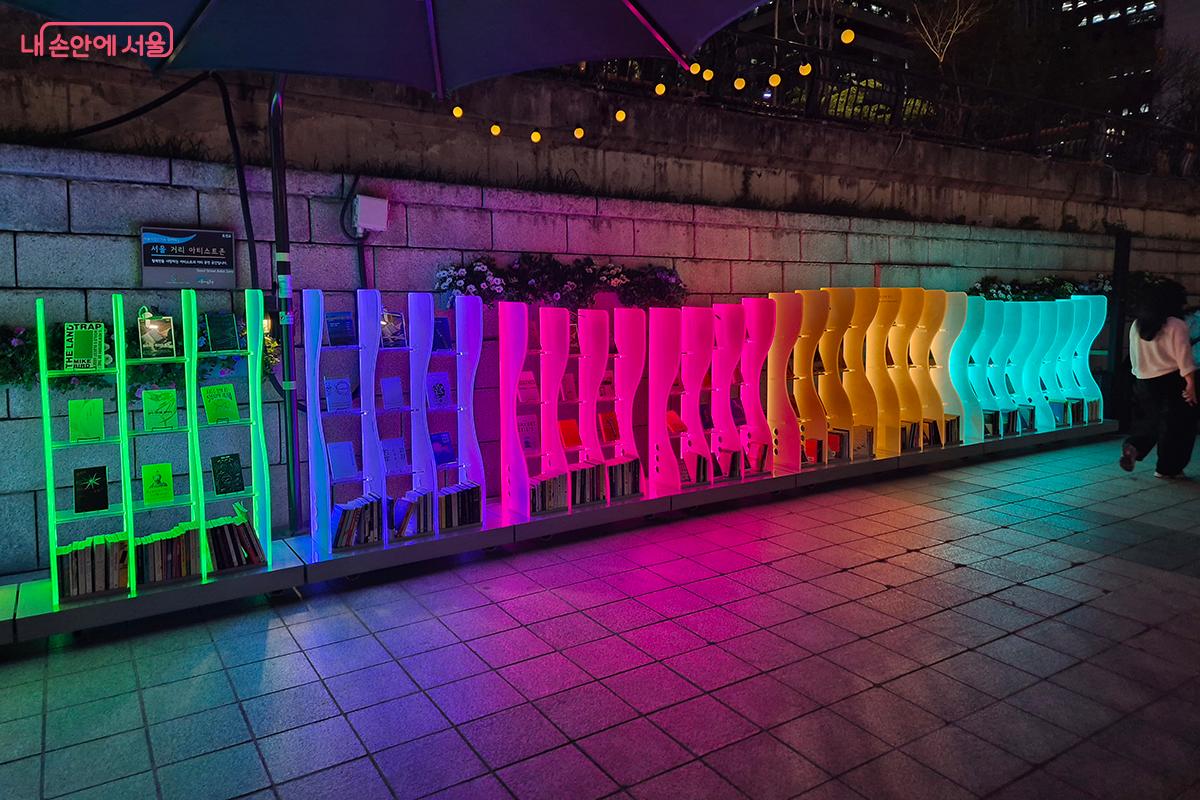 냇가를 본뜬 모양의 &lsquo;물결서가&rsquo;에는 도서 약 2천 권이 비치되어 있다.