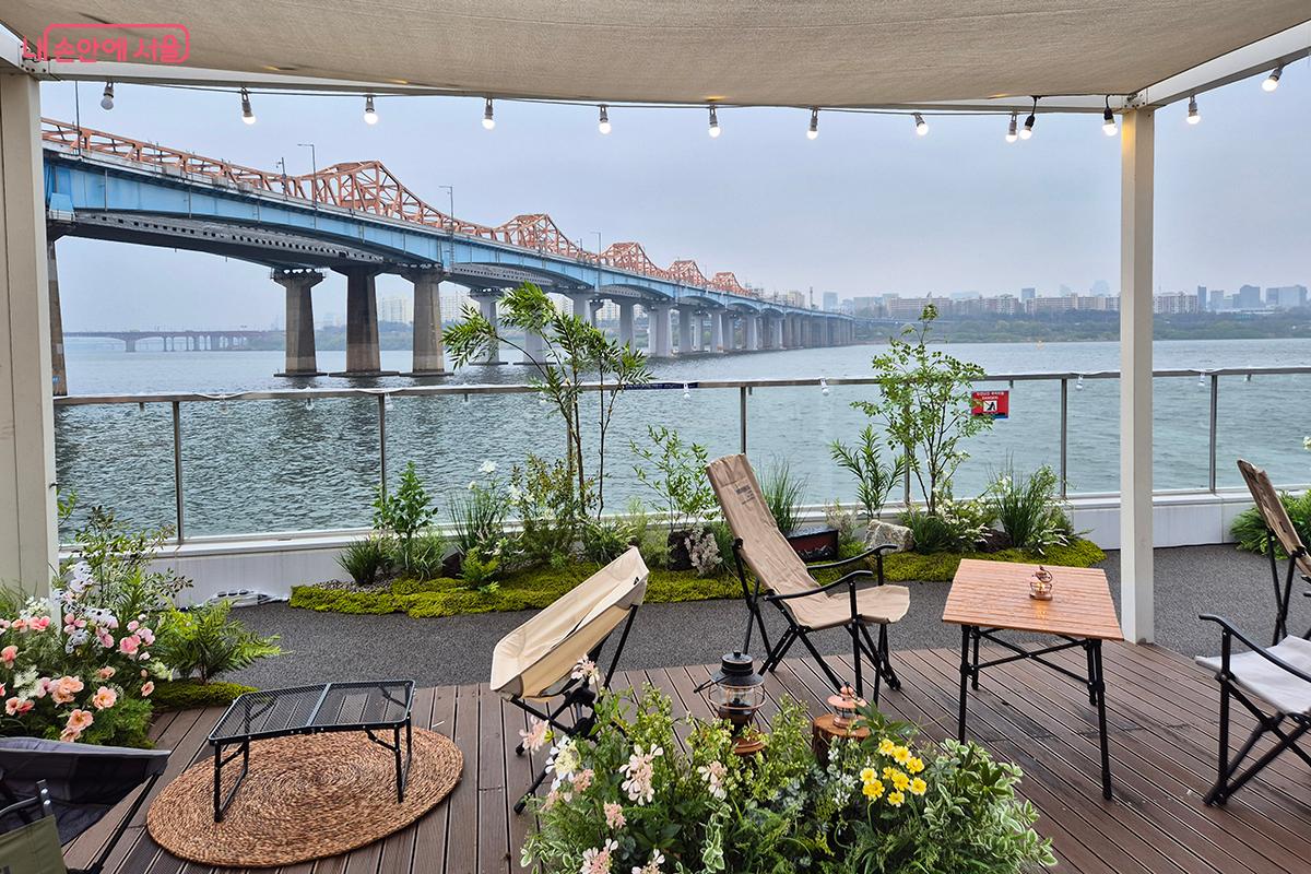 옥수 선착장 힐링라운지는 푸른 한강물과 동호 대교를 한눈에 바라보며 휴식을 즐길 수 있다. ©이혜숙