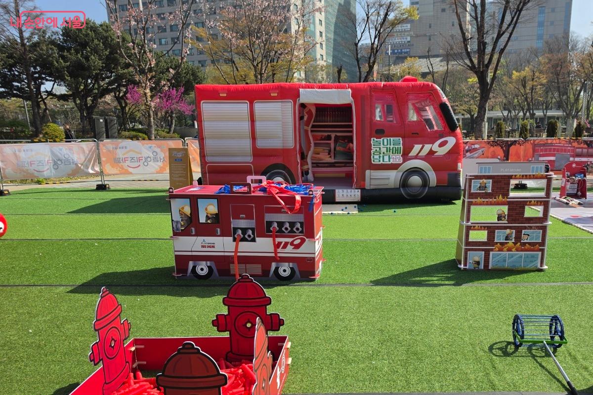 도심 속 공원을 활용해 아이들이 야외에서 마음껏 뛰놀 수 있다. &copy;황승희