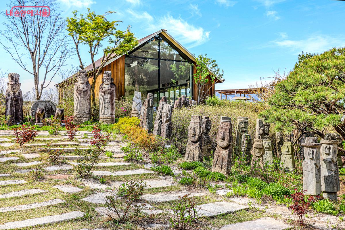 외관부터 눈에 띄었던 목인박물관 '세미나룸' &copy;박우영