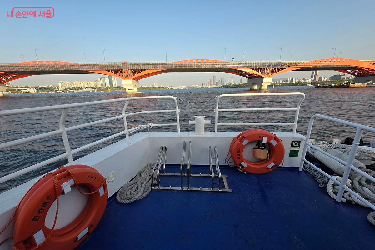 바람을 느끼며 경치를 즐길 수 있는 한강버스 실외 데크 &copy;이정민