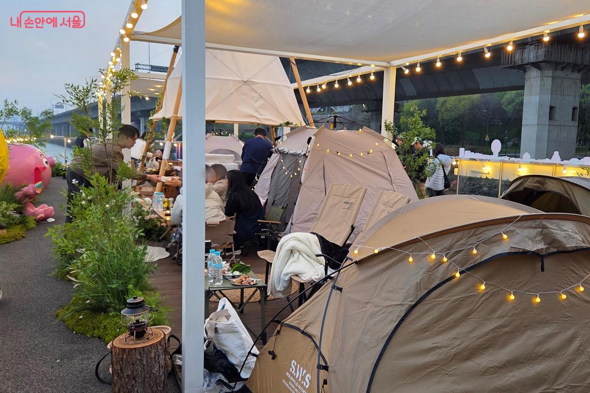 한강을 바라보며 여유로운 휴식을 즐길 수 있는 &lsquo;한강 힐링캠프&rsquo; &copy;김미선