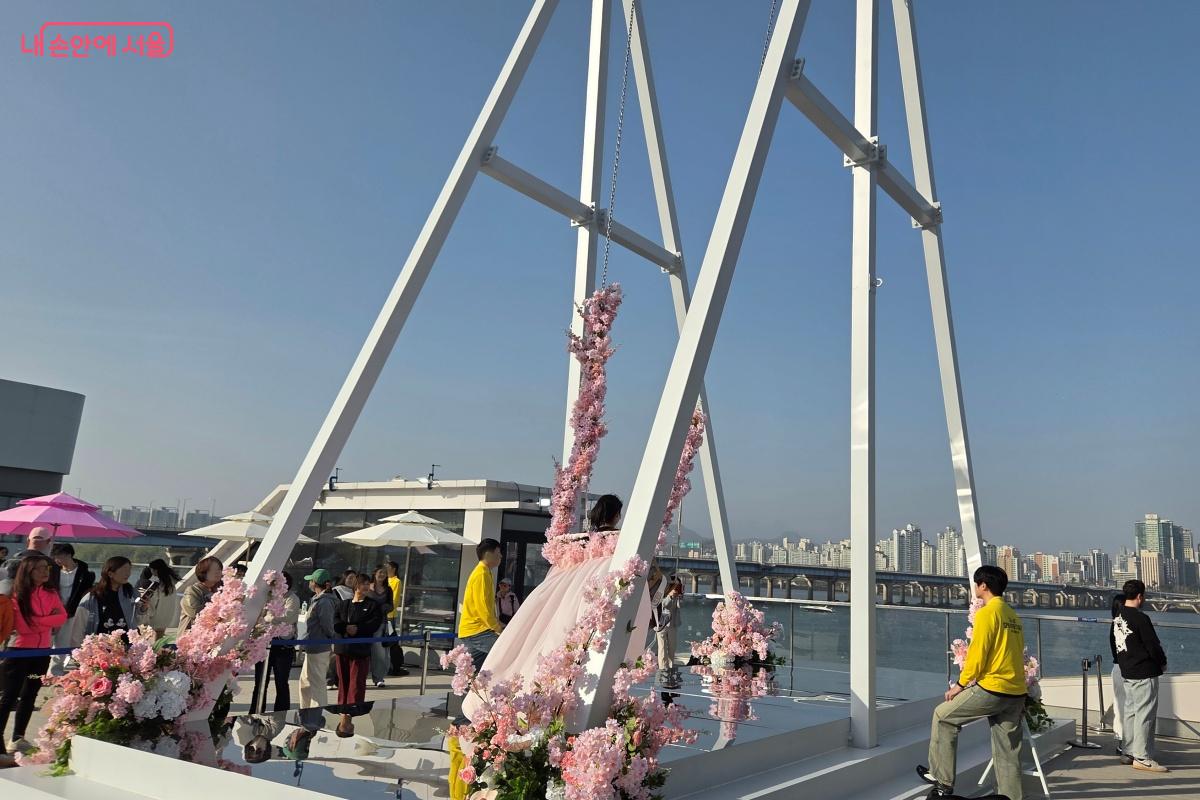 여의도 선착장 피크닉존에는 초대형 한강 그네가 설치됐다. &copy;김미선