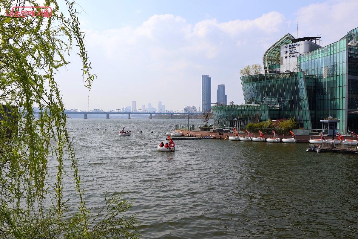 한강 윤슬 위를 유영하는 튜브스터들이 여유로운 주말 오후의 풍경을 선사한다. &copy;이봉덕