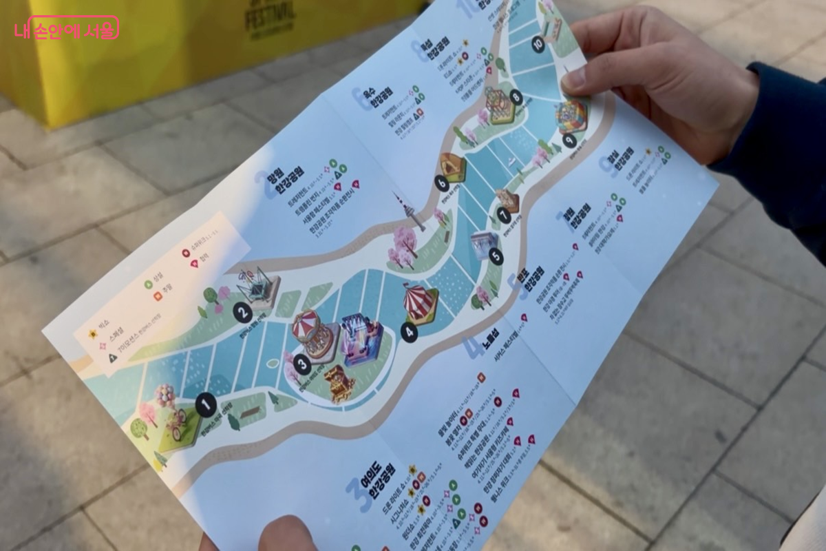 축제 프로그램이 담긴 안내 팸플릿 &copy;권혜원