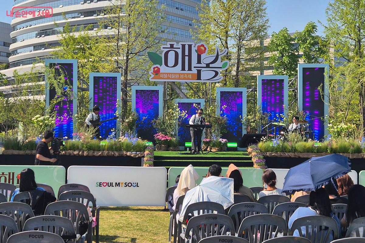 하림, 스탠딩에그, 경서, 케이윌 등이 참여한 &lsquo;정원 콘서트&rsquo;가 열렸다. &copy;이혜숙