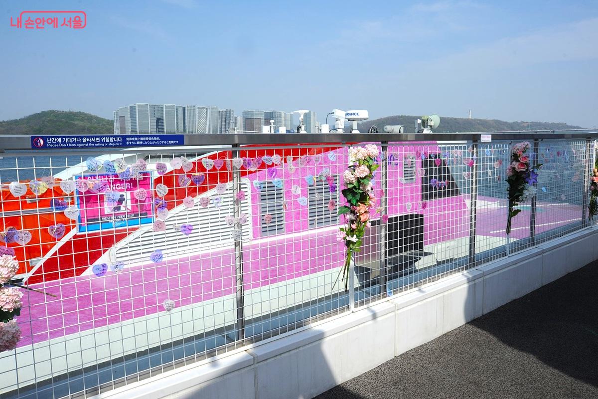 소원을 적어 매달 수 있는 &lsquo;로맨틱 월&rsquo; &copy;조수봉