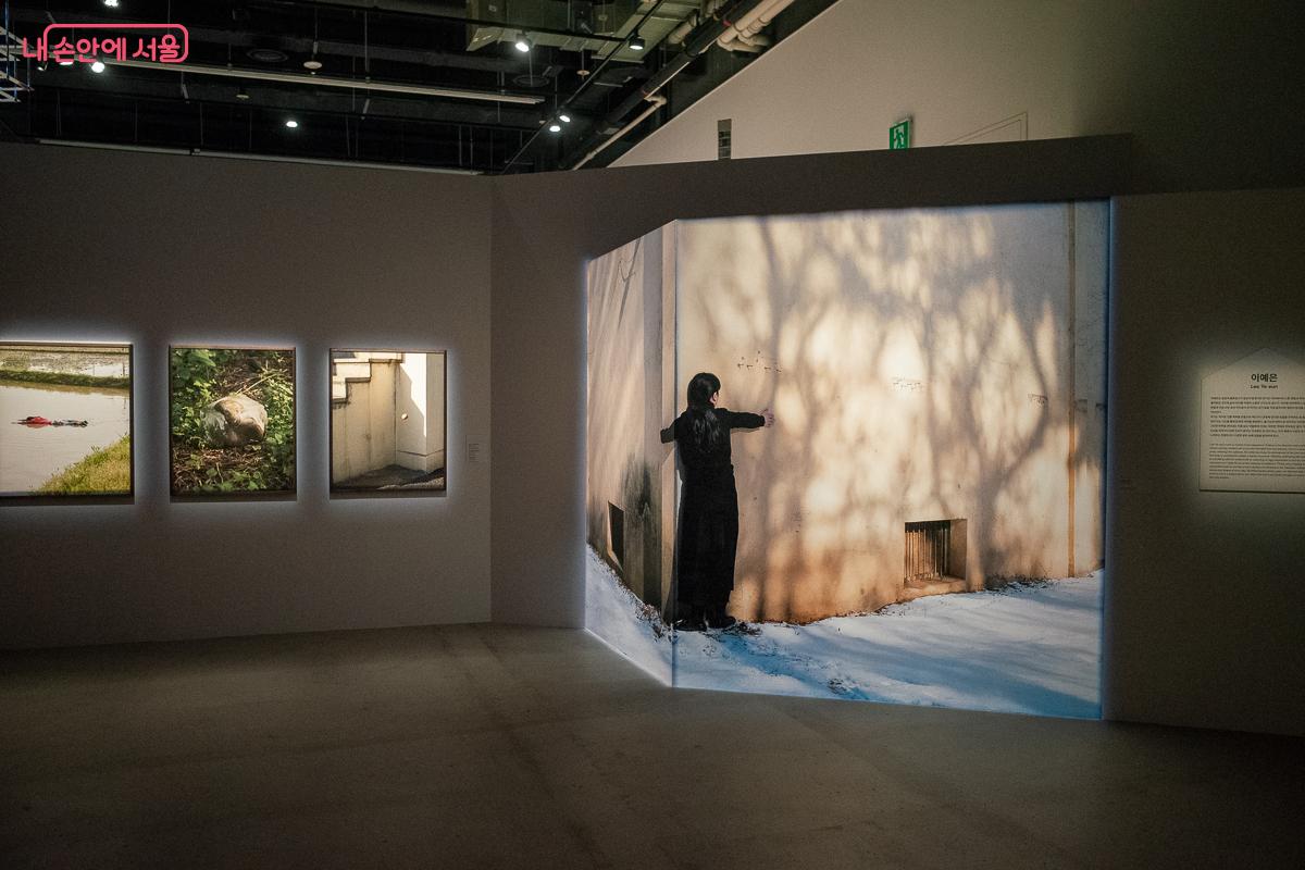 빛과 그림자가 교차하는 이예은 작가의 전시 공간 &copy;이란